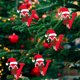 thumbnail image 4 of Colgante de árbol de Navidad de acrílico 2D con letras | Juego de 26 adornos con iniciales del alfabeto para decoración navideña, 4 of 6