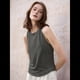 thumbnail image 2 of Blusas de Verano Informales Elegantes con Cuello Drapeado para Mujer, Sin Mangas, Fruncidas, Elegantes Gris Oscuro S, 2 of 3