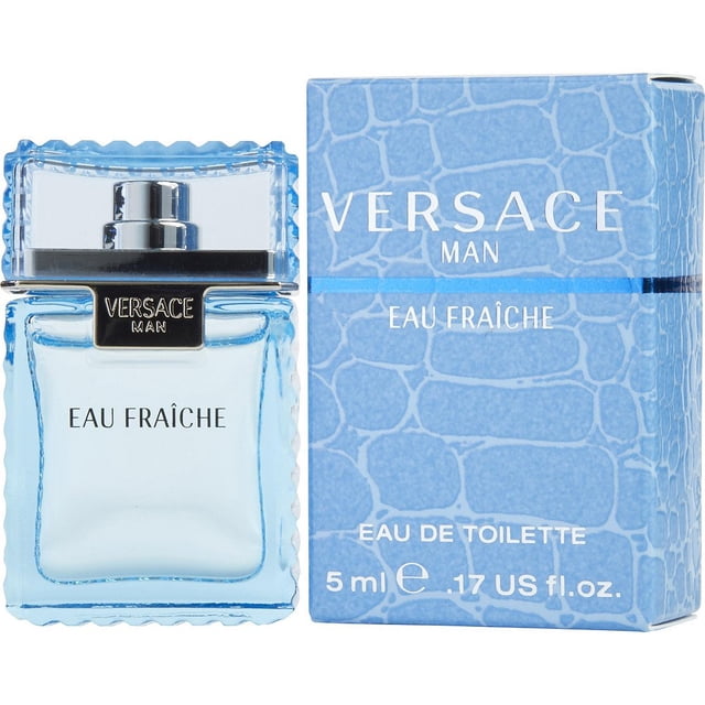 perfume versace man eau fraiche edt mini de 5 ml para hombre (paquete de 2) botella y caja frontal; botella de vidrio rectangular con líquido azul pálido, texto "EAU FRÂÎCHE" en el frente y placa metálica "VERSACE MAN" en el cuello, tapa cuadrada facetada; caja azul claro texturizada a la derecha con texto blanco "VERSACE MAN" y "5 ml .17 US fl. oz." sobre fondo blanco. Suele usarse como muestra o set de viaje.