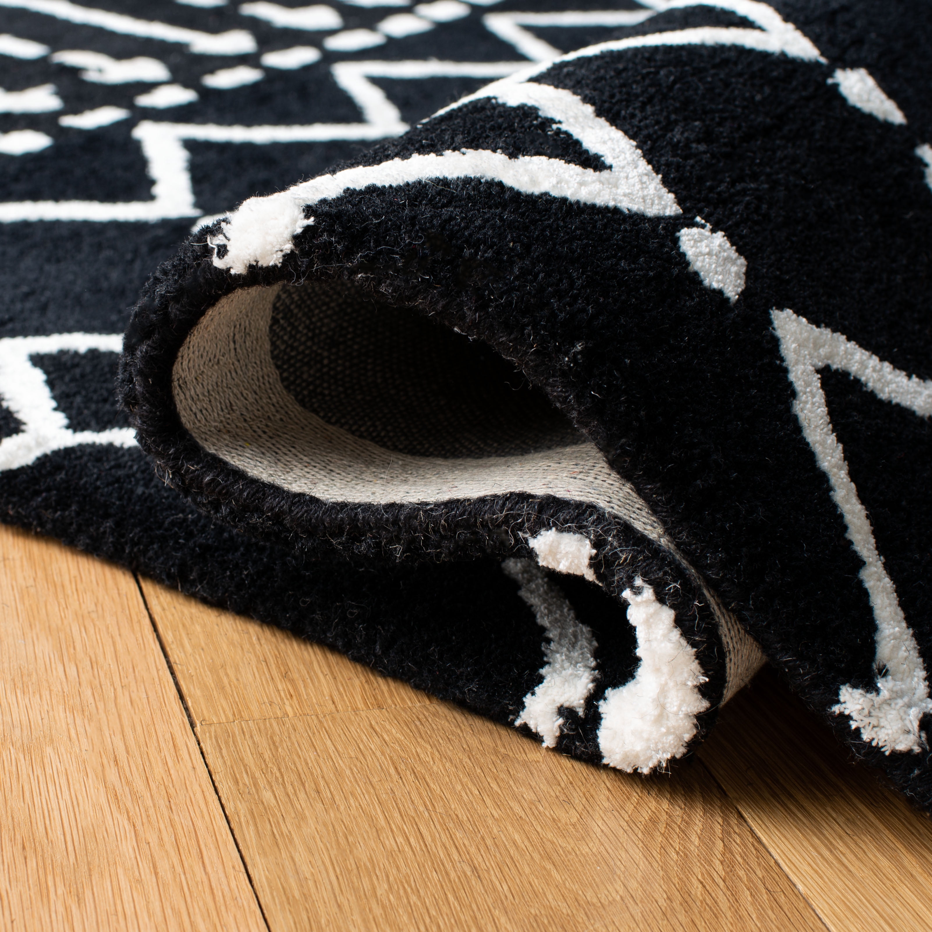SAFAVIEH Himalaya Darin Geometric Wool Area Rug, Black/Ivory, 8' x 10'