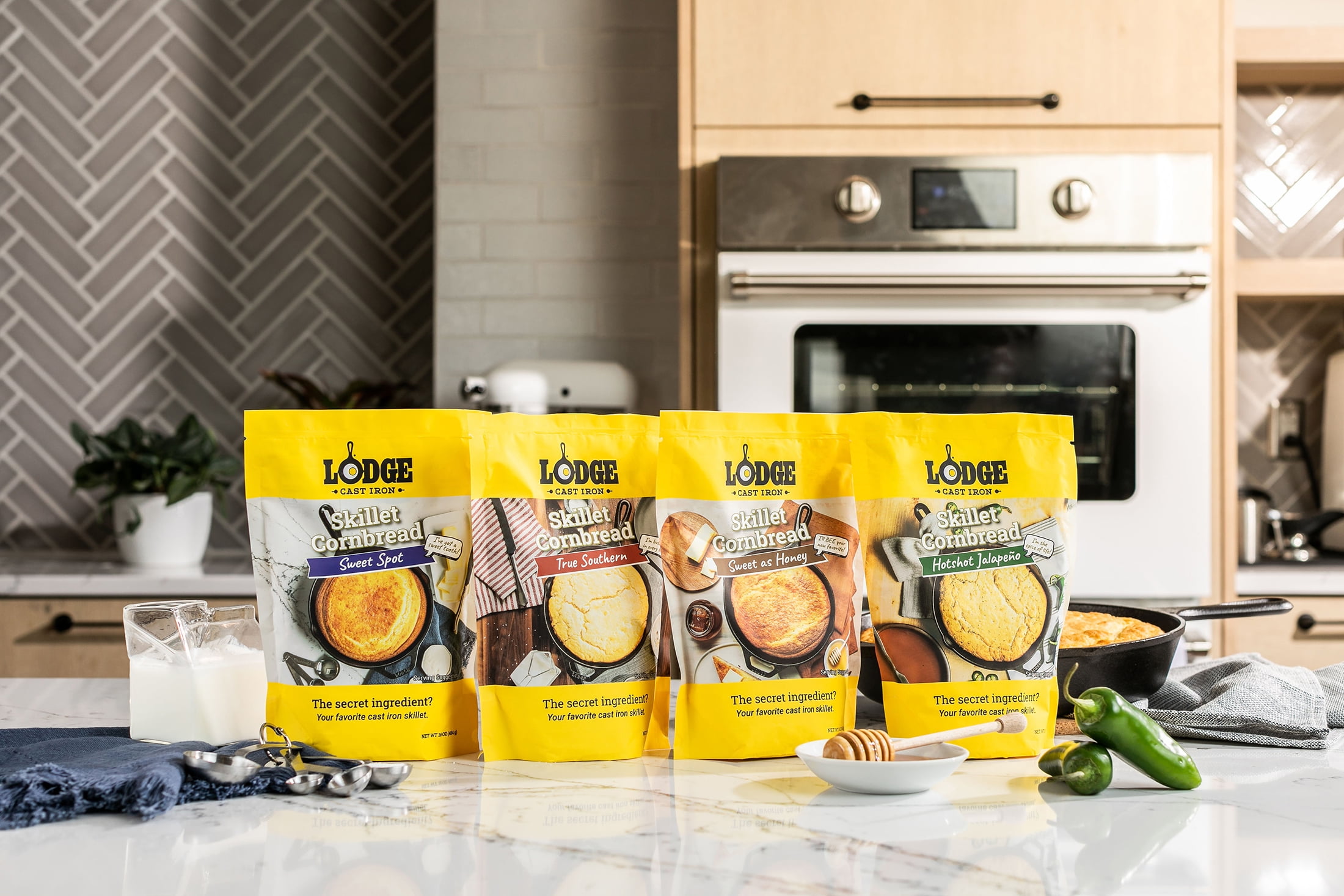 Lodge Cast Iron Skillet Cornbread Mix, Sweet As Honey, 1-Pack, 17.4 oz