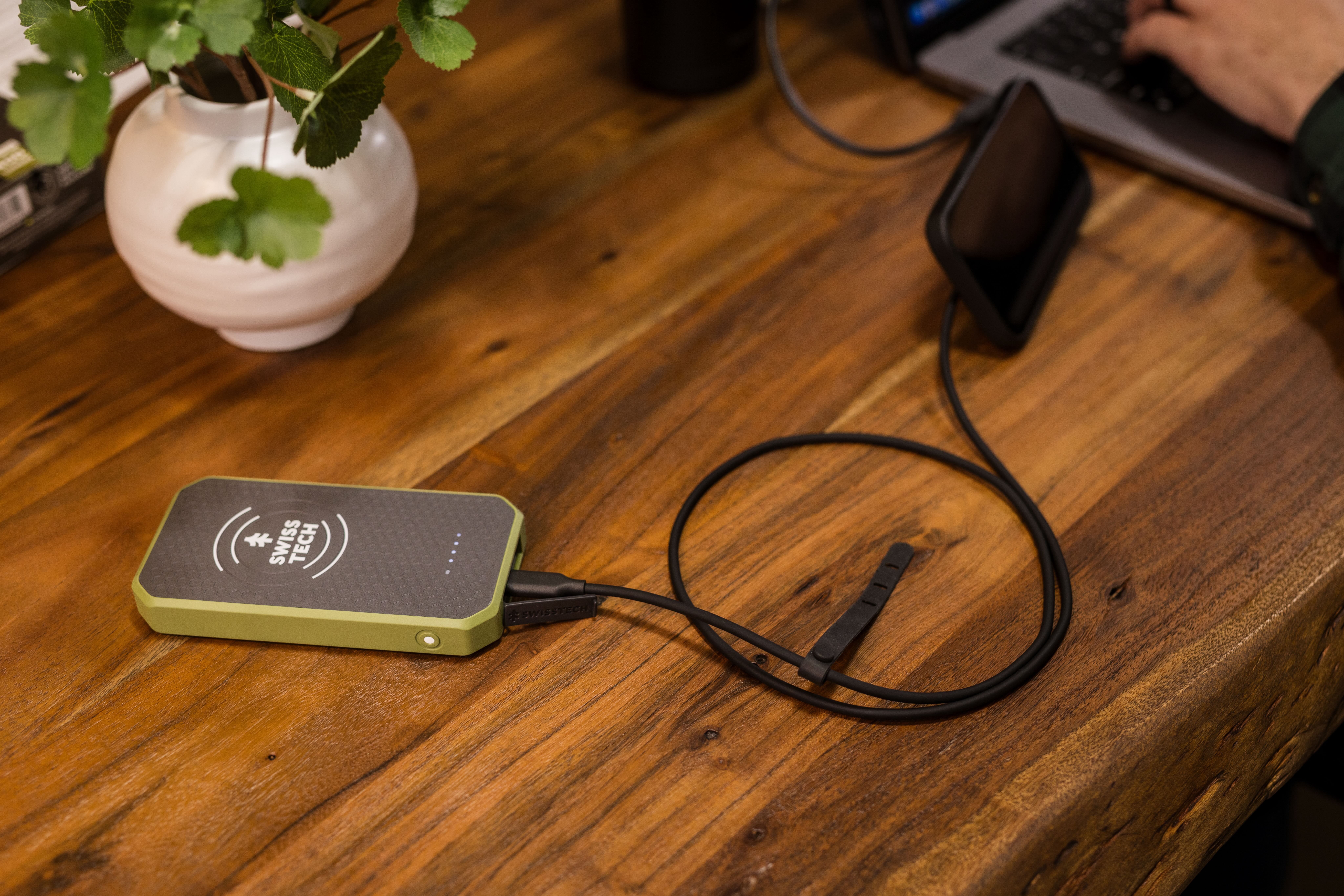 Swiss Tech Kabel S100 3 ft 100W Soft Touch USB-C to USB-C Charging Cable