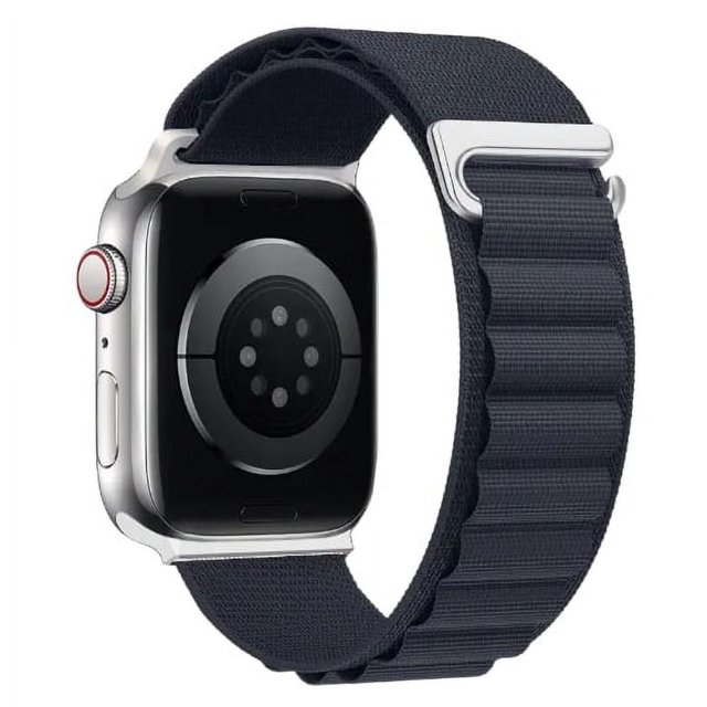correa para apple watch de nylon, compatible con 42 mm / 44 mm / 45 mm / 49 mm. modelo alpine. Vista 3/4 frontal de una correa Alpine Loop azul marino en un Apple Watch; banda de nylon texturizada con ribete, bucle ajustable y elemento de cierre metálico plateado visible, perfil curvo que envuelve la caja del reloj y cierre deslizante. Fondo blanco neutro. Suele usarse también como correa de reemplazo para viajes o uso diario.