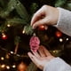 thumbnail image 4 of Juego de adornos navideños con perlas | 8 adornos colgantes de plástico en rojo, gris, dorado, café y naranja | 8,9 x 8,9 x 13,5 cm para decorar el árbol y el hogar, 4 of 6