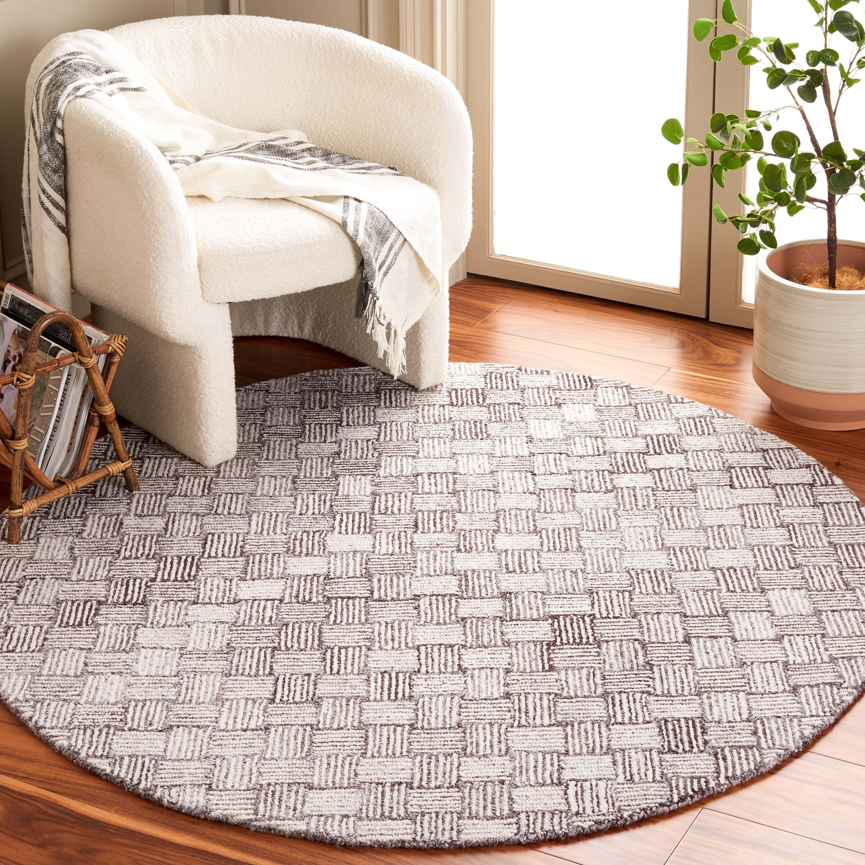 SAFAVIEH Micro-Loop Charlotte Solid Area Rug, Brown/Ivory, 5' x 5' Round