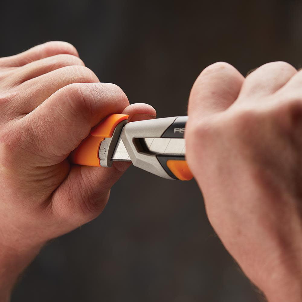 Fiskars Pro Retractable Folding Utility Knife - Box Cutter with CarbonMax  Blade- Work Gear - Orange/Black 
