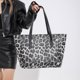 thumbnail image 2 of Bolso de mano de PU de 3 piezas para mujer, bolso de hombro, conjunto de cartera con cremallera y estampado de leopardo (negro), 2 of 8
