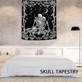 thumbnail image 3 of Tapiz de calaveras de amantes besándose para colgar en la pared en blanco y negro, decoración romántica para el hogar, 3 of 3