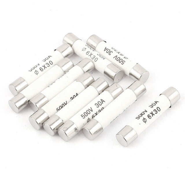 fusibles cerámicos de cartucho de 6x30mm de 500v 30a de baja capacidad de ruptura, paquete de 10 piezas Diez fusibles cerámicos cilíndricos 6x30 mm con cuerpo blanco y extremos metálicos plateados, marcados "500V 30A"; vista cenital sobre fondo blanco. A menudo se usan para pruebas y reemplazos en proyectos eléctricos pequeños.