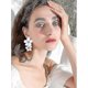 thumbnail image 4 of Pendientes grandes de metal Con doble flor mate shaofei para mujer color blanco, 4 of 5