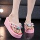 thumbnail image 1 of Chanclas de Hello Kitty con diamantes de imitación, chanclas de moda rosas, zapatos de playa con cuñas de perlas dulces y suela gruesa de verano para mujer, 1 of 6