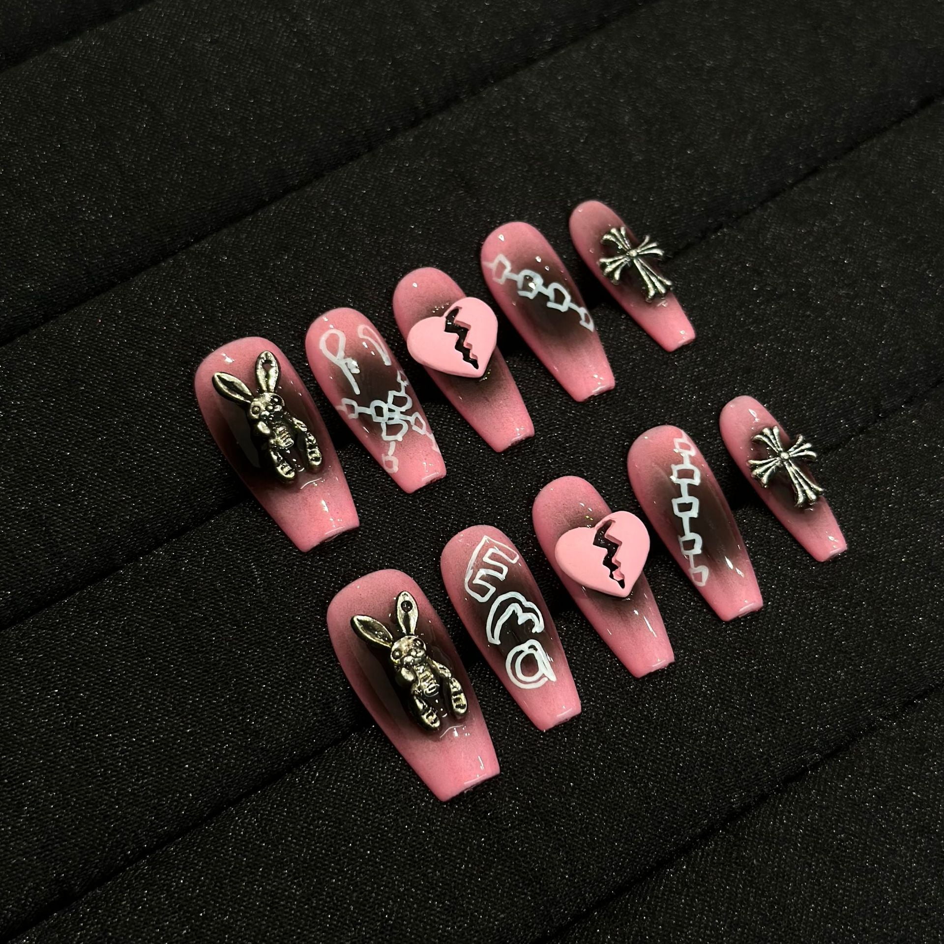 Handmade nail pads, advanced sense, summer violence, rabbit pink love manicure, black smudged Crowe heart fake nails