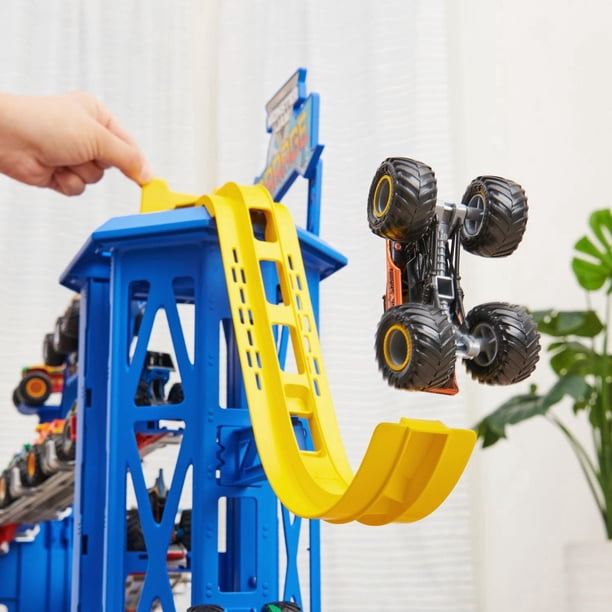 Monster Jam Garage Playset and Storage with Exclusive Grave Digger
