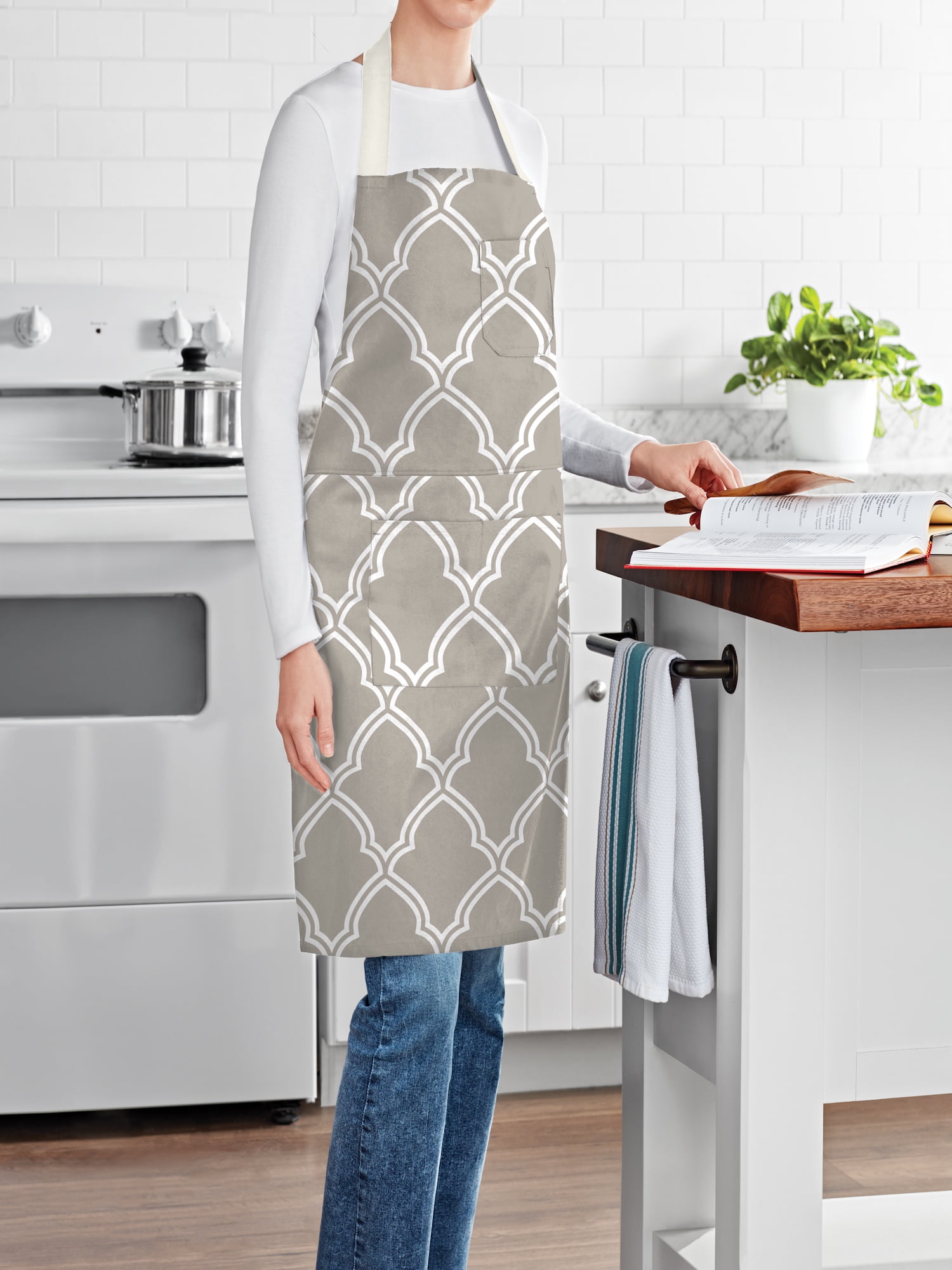 Mainstays Chef Kitchen Bib Apron, 28 in x 32 in, Geometric, with Pockets