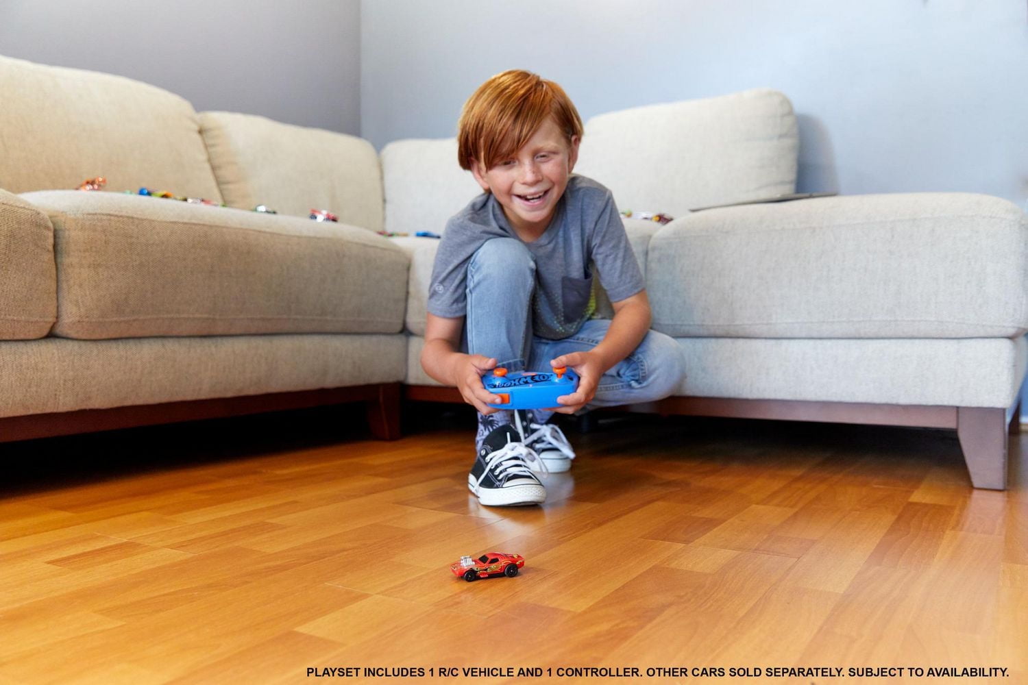 ​Hot Wheels R/C 1:64 Scale 2017 Nissan GT-R (R35) Radio-Control Vehicle for On- or Off-Track Play