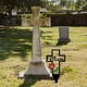 thumbnail image 5 of (5) Pila de cruces conmemorativas en el cementerio Garden, 5 of 10