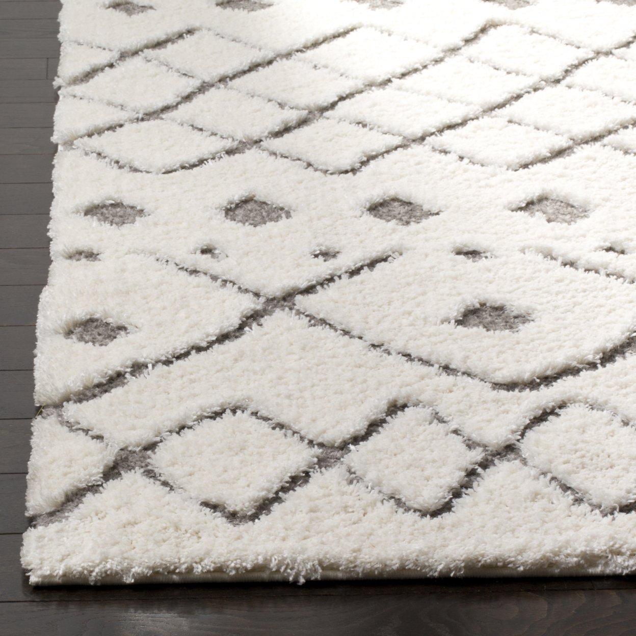 SAFAVIEH Sparta Eliot Geometric Polyester Shag Area Rug, Ivory/Grey, 5'1" x 7'6"