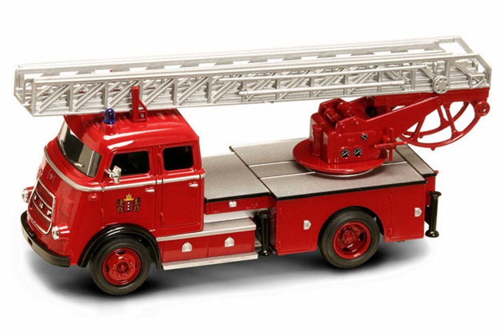 IT /'s The Real Thing Long Hauler COCA COLA Truck 1:64 Motorcity Classics 436600