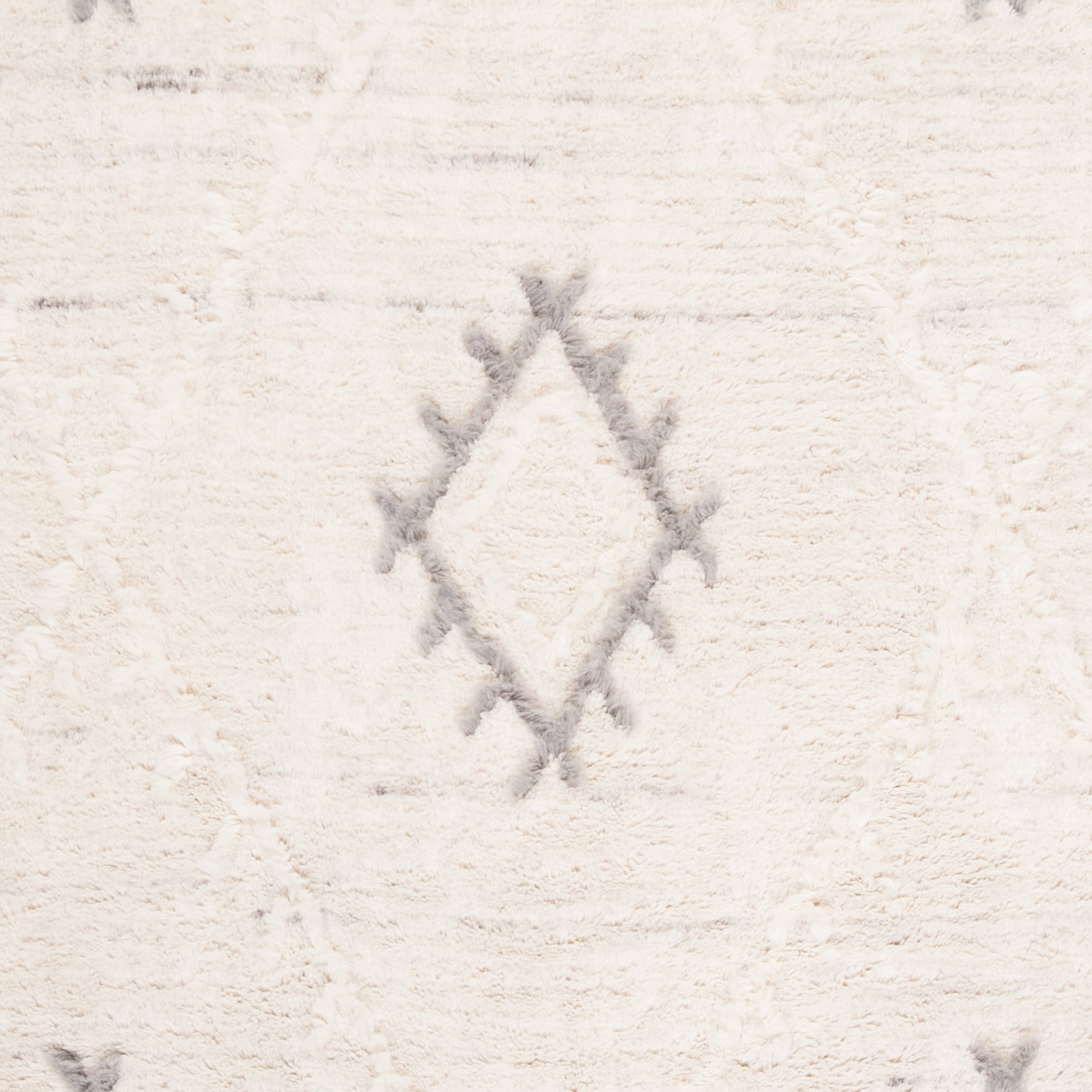 SAFAVIEH Casablanca Raeyln Geometric Diamonds Wool Shag Area Rug, Ivory/Grey, 4' x 6'