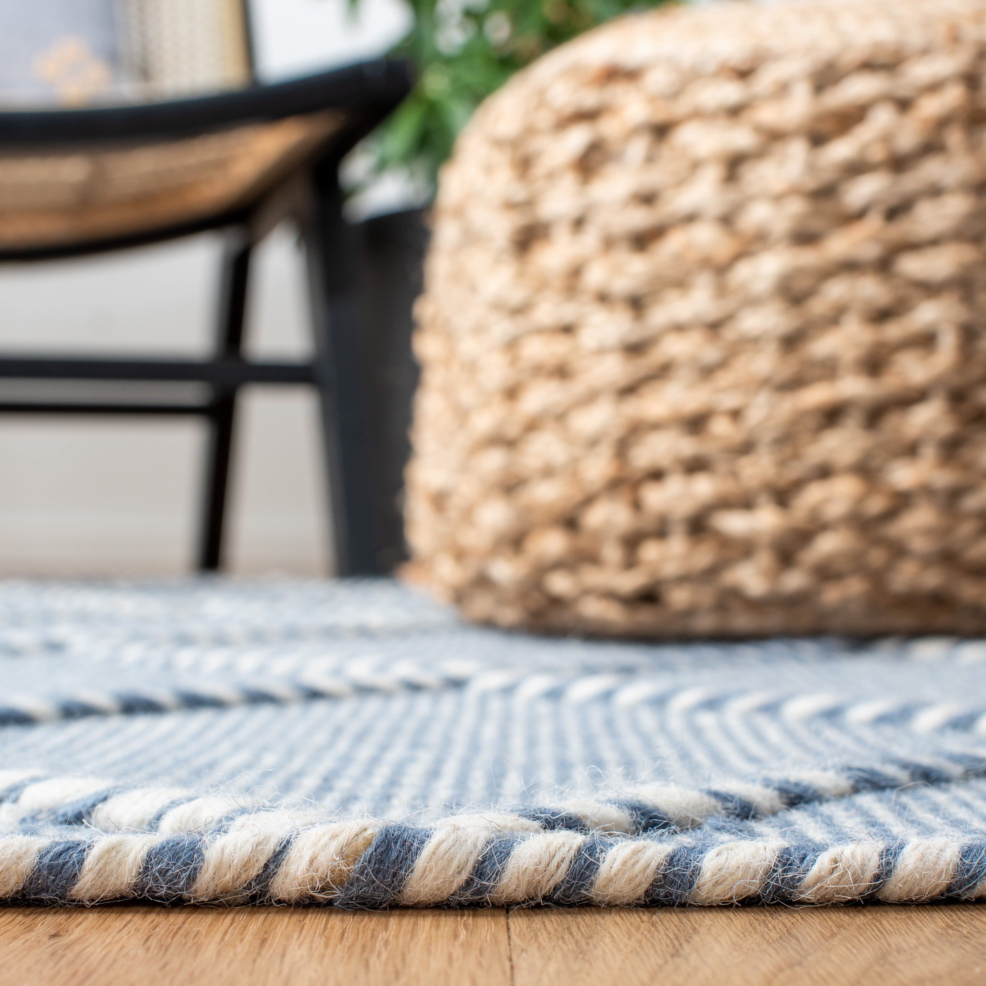 SAFAVIEH Casablanca Roswell Geometric Area Rug, Blue/Ivory, 6' x 9'