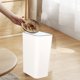 thumbnail image 3 of Basurero pequeño para baño con tapa a presión, de plástico de 1.6 galones con tapa emergente para controlar olores, ideal para baños, oficinas, dormitorios, salas de estar. Aestivo | Blanco, 3 of 6
