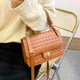 thumbnail image 4 of Los bolsos de cuero sintéticos son retro y simples, adecuados para citas de fiesta y bolsos de hombro para desplazamientos diarios.Marrón oscuro, 4 of 5