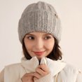 thumbnail image 4 of Gorro de lana de invierno cálido de poliéster de punto suave para mujer, 4 of 5