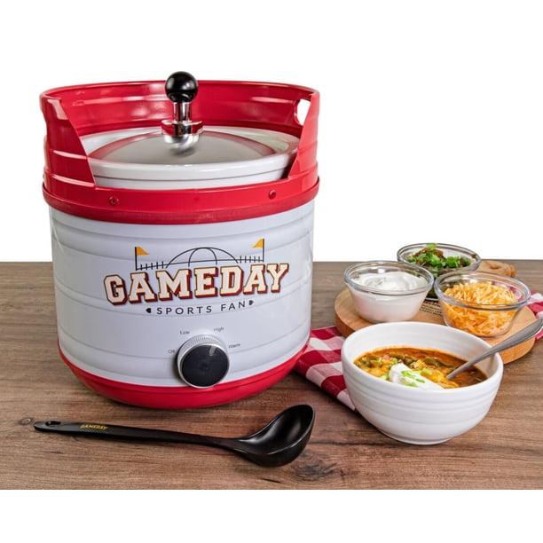 Nostalgia Game Day - Barril de cocción lenta de 4 cuartos con tapa y cucharón, material de cerámica de larga duración y aspecto similar a un barril, cocina alitas de pollo, albóndigas, chile, queso,