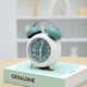 thumbnail image 3 of Elegante reloj despertador con mesita de noche de doble campana y reloj con estante (verde), 3 of 4
