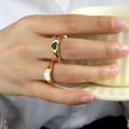 thumbnail image 5 of Anillo de acero inoxidable 316L chapado en oro de 18 quilates con accesorios de epoxi en forma de corazón negro para damas europeas y americanas, 5 of 5