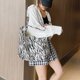 thumbnail image 5 of Bolsa de mano con estampado de animales para mujer de Ehuebsd hombro reutilizable informal de gran capacidad para compras y uso diario, 5 of 8