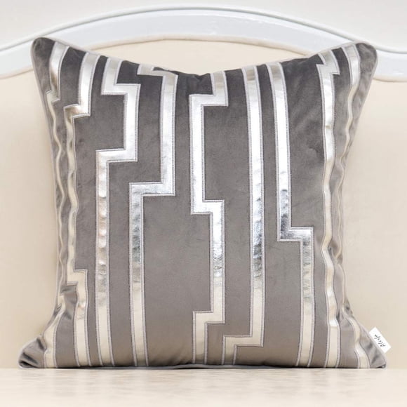 Alerfa Housse de Coussin en Cuir Doré Rayé Gris 18x18 Pouces, Housse de Coussin en Velours Décoratif Géométrique de Luxe pour Canapé Salon Chambre