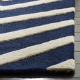 thumbnail image 5 of Safavieh Tapis de Laine Touffeté à la Main 8' X 10' en Marine et Ivoire, 5 of 5