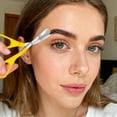 thumbnail image 2 of Recortadora de cejas y tijeras 2 en 1, tijeras profesionales para cejas con peine, navaja portátil para uso doméstico, herramienta de depilación y modelado para mujeres, 2 of 4