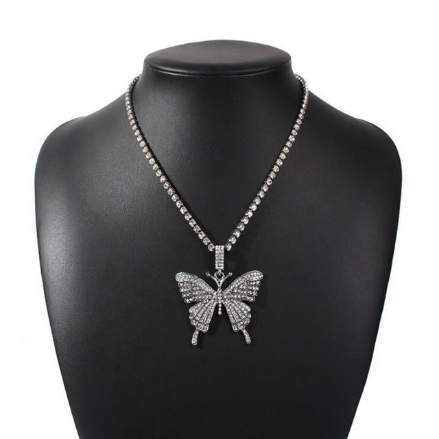 Collier Chaîne Papillon Vintage avec Pendentif Papillon en Strass pour Femmes Exposé sur un mannequin Noir. le Collier Présente une Chaîne en Alliage Argentée Ornée de Strass et un Grand Pendentif en Forme de Papillon Incrusté de Strass. le Périmètre du Collier Est de 43,5 cm (17,12 Po) avec une Chaîne d'Extension de 7 cm (2,75 Po) à Longueur Ajustable. Convient au Port Quotidien, aux Fêtes Ou aux Rassemblements.