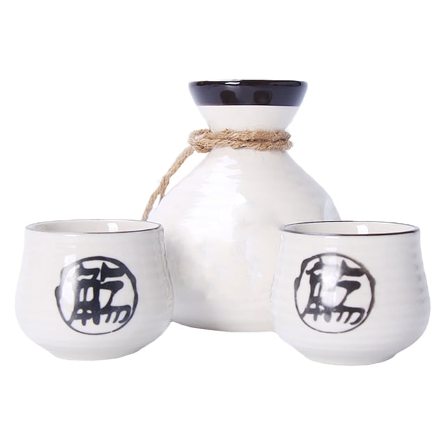 feltechelectr 1 juego de elegante juego de copas de vino y sake de cerámica, elegante juego de vino de estilo japonés Beige incluye una jarra de 270 ml y dos copas de 75 ml. Vista frontal centrada: jarra cerámica redondeada con boquilla y borde superiores oscuros y cuerda decorativa, dos copas redondas con borde oscuro y motivos circulares negros, acabado vidriado texturizado sobre fondo claro; también apto para servir té o licores en porciones pequeñas.