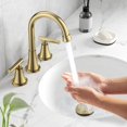 thumbnail image 2 of Grifo de baño Hurran en oro cepillado con 3 orificios y desagüe desplegable, 2 of 8