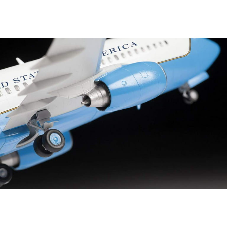 Zvezda 7027 - Airliner Boeing 737-700/C-40B - Plastic Model Kit
