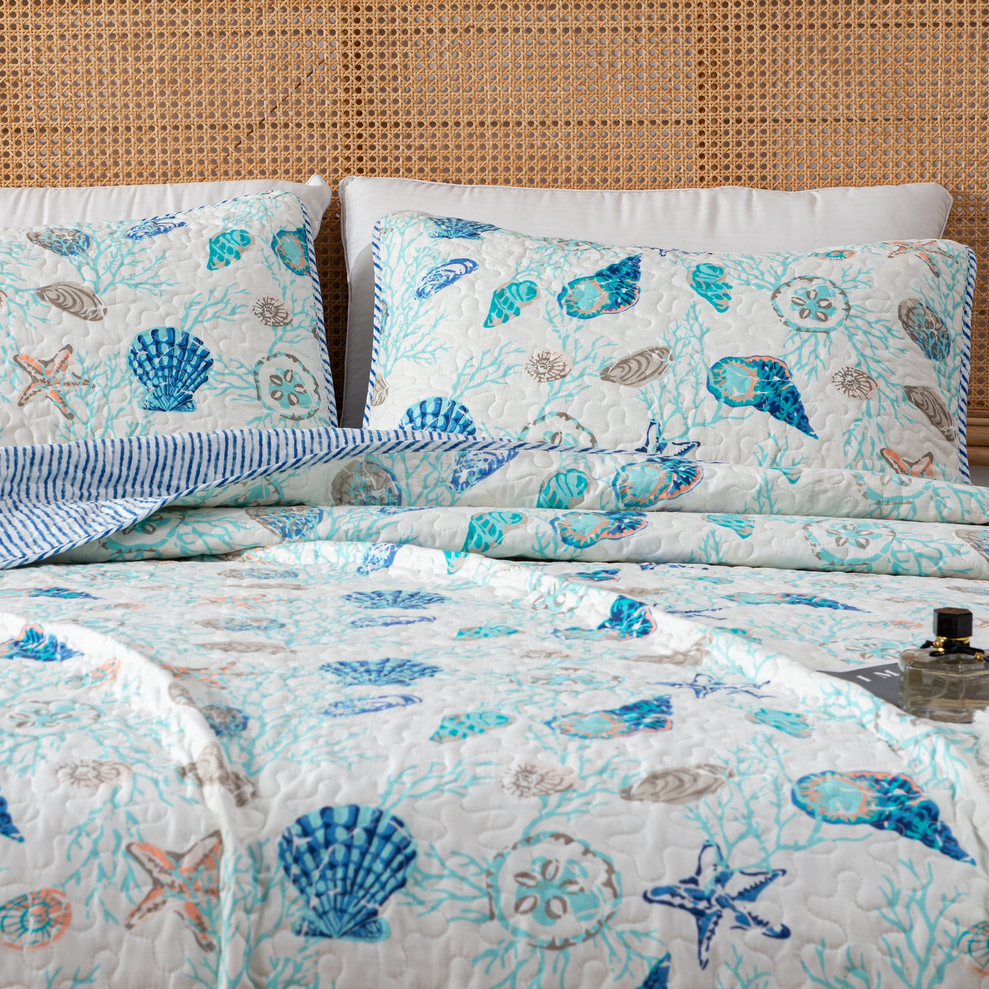 Coastal Quilt Set - Lightweight, Soft, All-Season - 3-Piece Reversible Coral Bedding Set (Full / Queen, Blue Coral)
