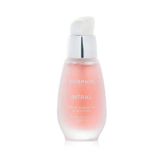 sérum darphin intral daily rescue 30 ml botella frontal de vidrio esmerilado con sérum rosado, dispensador pump blanco y collarín plateado, etiqueta Darphin e Intral; transparencia sugiere textura ultraligera, fondo blanco minimalista; según ficha está formulado para calmar la piel y reducir enrojecimiento; también apto como serum diario o nocturno para piel sensible.