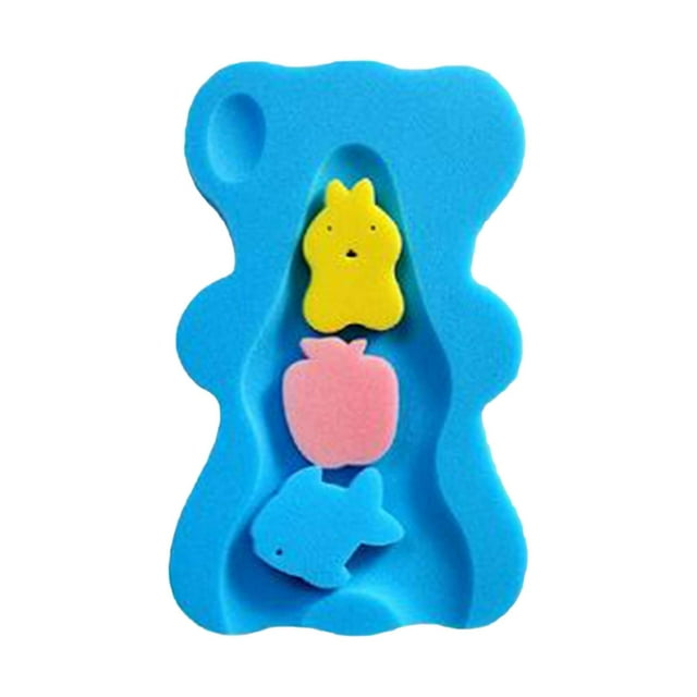 esponja de baño para bebés, antideslizante, para baño de verano azul alfombrilla en forma de oso vista frontal; espuma azul con zona elevada para la cabeza, cavidad para la espalda y base antideslizante; incluye 3 accesorios de esponja (amarillo, rosa, azul), tamaño aprox. 50x30x4 cm, adecuada para 0–2 años y compatible con bañeras y redes de baño.