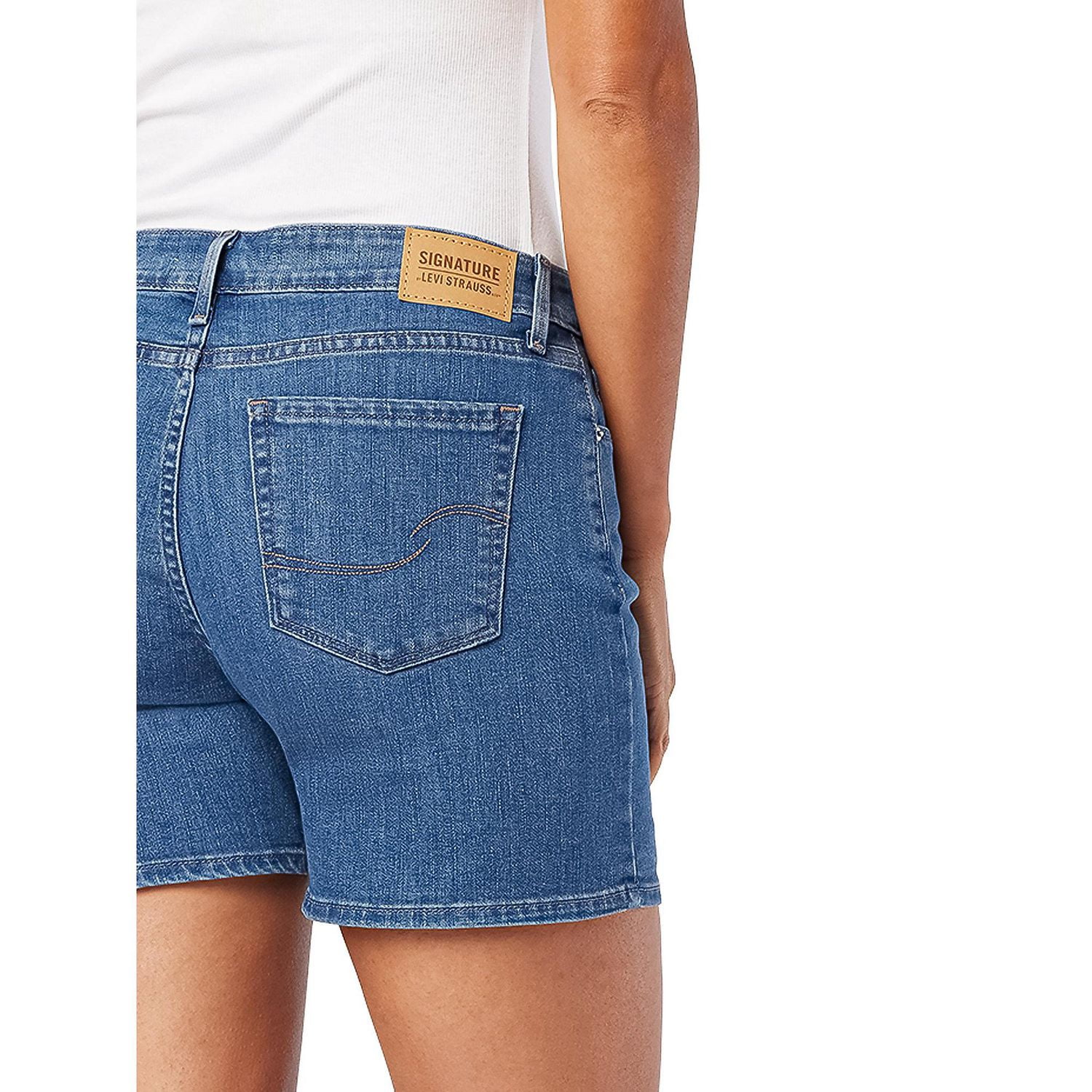 Levi Strauss Signature.™ Women’s Mid-Rise 5" Shorts