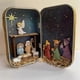 thumbnail image 2 of Caja de Cabaña Hecha a Mano Yuxing Pesebre Navideño Color Aleatorio, 2 of 5