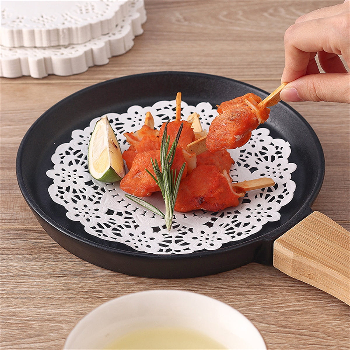 Lace Paper Placement, 12 inch Round White Paper Placement, Disposable Paper Placemats, for Wedding, Birthday, Cakes, Desserts, Tableware Food Decoration, Pack of 100