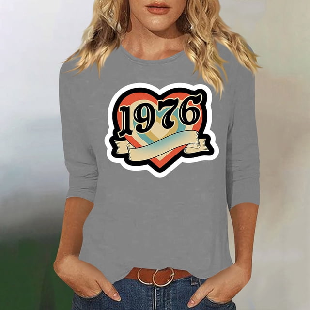 Uootdi Hauts pour Femmes Manches 3/4 Col Ras du Cou 1976 Imprimé Arc-en-Ciel Rétro Coupe Décontractée T-Shirts Nostalgiques pour Escapade d'Été Cadeau