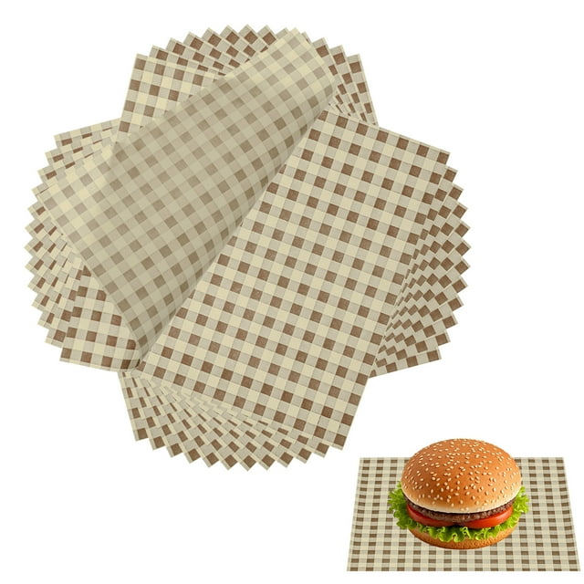 uxcell 200 pcs hojas de papel encerado para alimentos, 7 x 7 pulgadas hoja cuadrada marrón a cuadros; vista cenital con pila desplegada y una hoja levantada que muestra patrón cuadriculado marrón y crema y borde en zigzag; hamburguesa sobre una hoja como ejemplo de uso; a menudo usado también para presentar bocadillos en cestas.