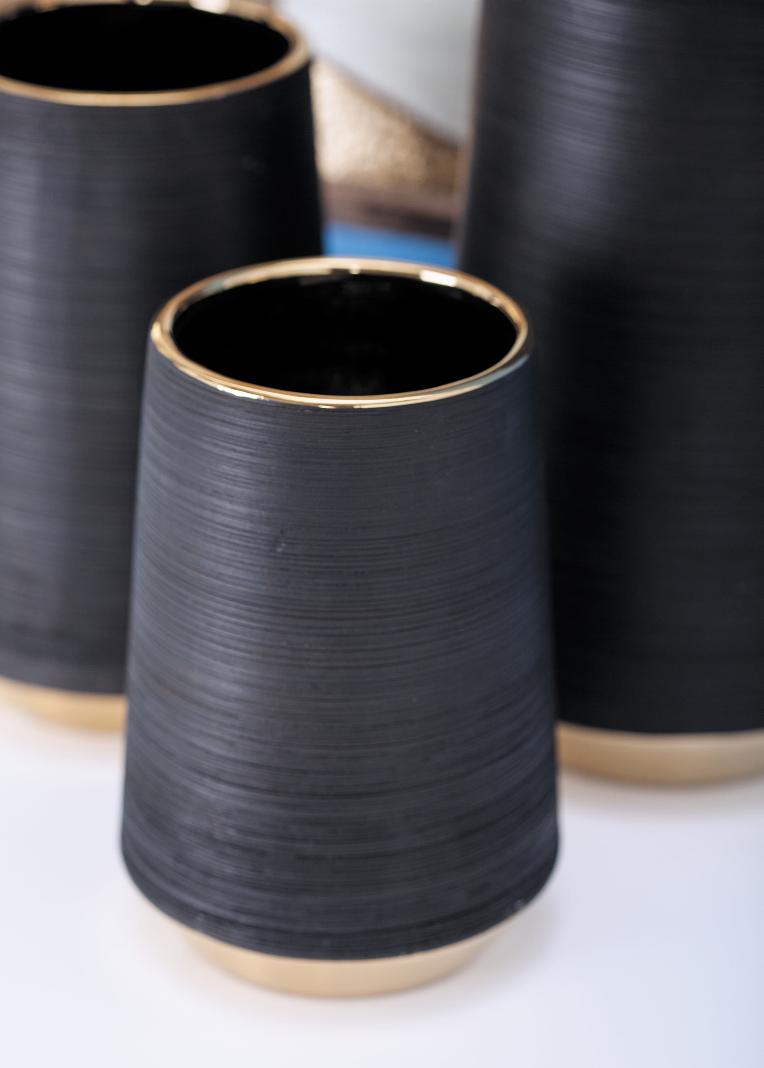 CosmoLiving by Cosmopolitan Wide, Round Matte Black Porcelain Vase with