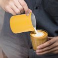thumbnail image 4 of Jarra de acero inoxidable para espumar leche, 600 ml, para uso en cafeterías domésticas, color amarillo, 4 of 9