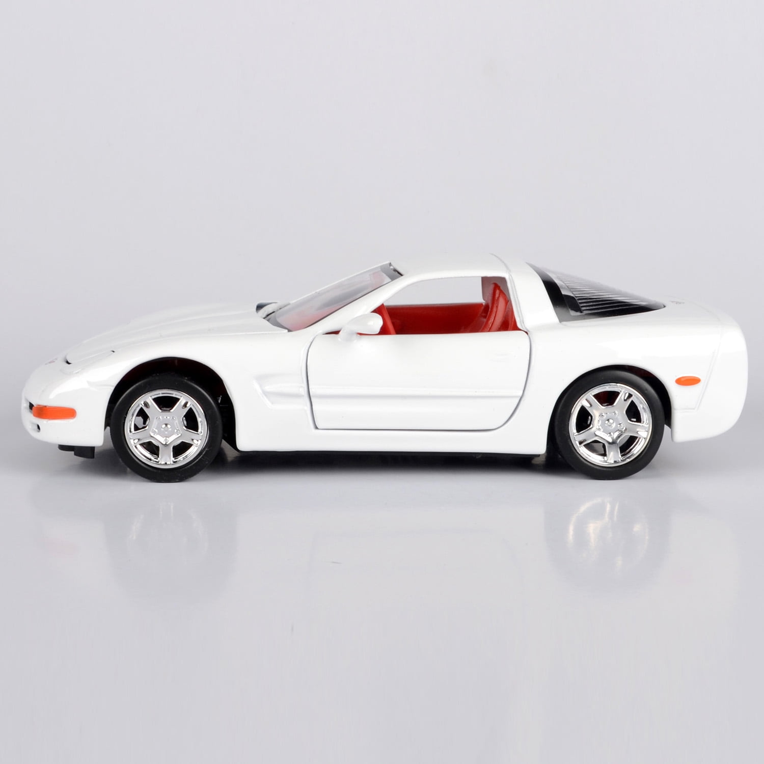 1:24 Die Cast Motormax 1997 Corvette Coupe 5th Generation. Part of the History of Corvettes Collection