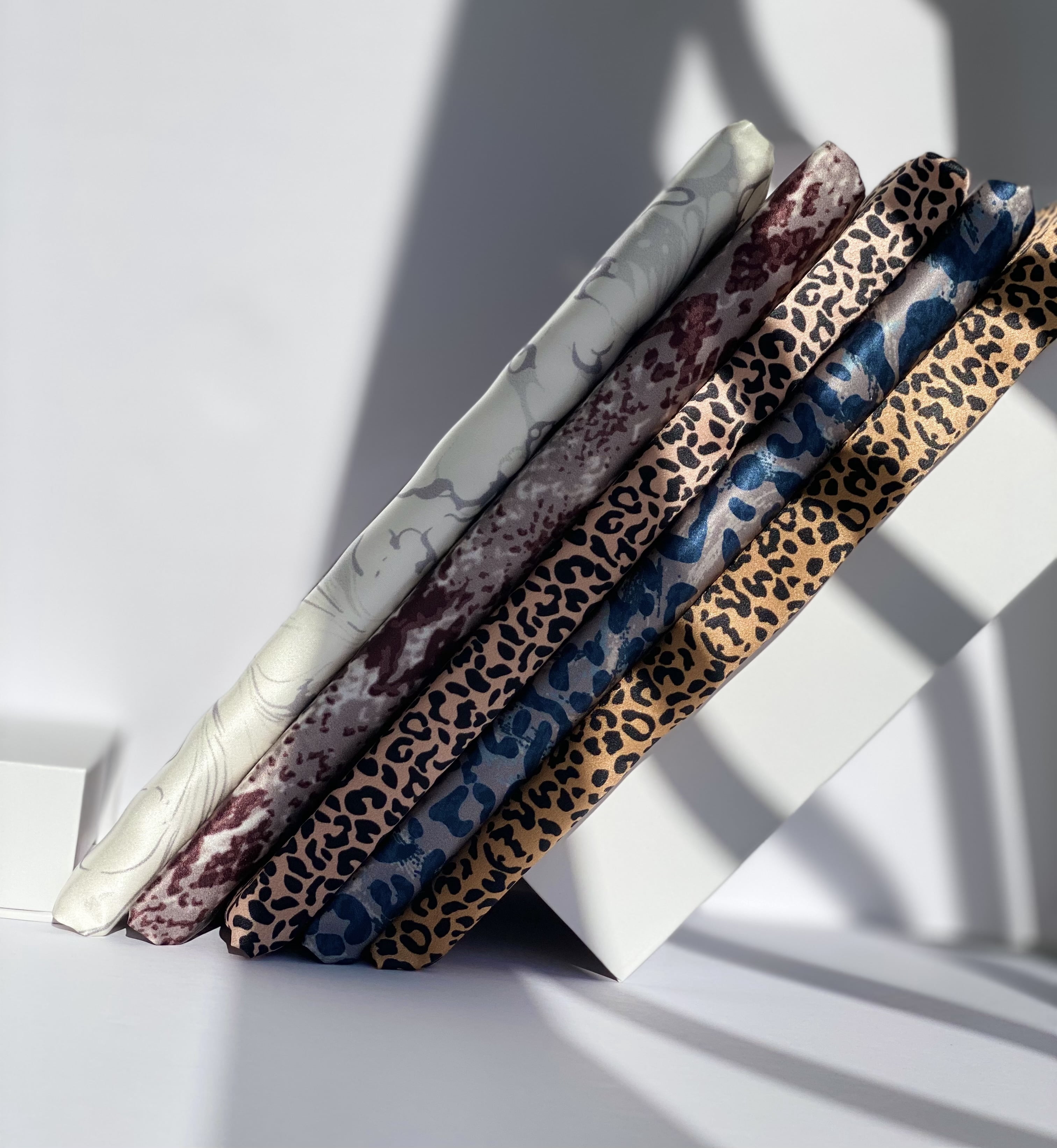 Charcoal Python - Silk Pillowcase with hidden zipper by INNELLI (Queen)